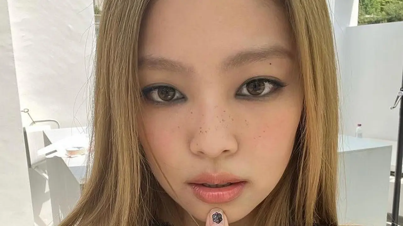 Jennie BLACKPINK Bikin Pangling dengan Makeup Smokey Eyes dan Warna Rambut Baru