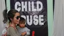 Artis Sheila Marcia bersama putri bungsunya Precious Brianna Yael Mirano saat mendatangi Komnas Anak, Jakarta, beberapa waktu lalu.(Liputan6.com/Herman Zakharia)