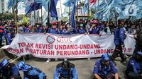 Massa buruh yang tergabung dalam Konfederasi Serikat Pekerja Seluruh Indonesia (KSPSI) dan Serikat Pekerja Nasional (SPN) demo di kawasan Patung Kuda, Jakarta, Kamis (12/5/2022). Aksi tersebut untuk memperingati May Day serta menolak Omnibuslaw UU Cipta Kerja Nomor 11 Tahun 2020 dan meminta klaster ketenagakerjaan kembali ke substansi UU Nomor 13 Tahun 2003. (Liputan6.com/Faizal Fanani)