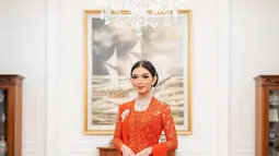 Kebaya desainer Biyan ini dipadukan dengan kain bawahan berwarna cokelat. Heels yang dikenakannya juga punya warna serasi dengan kebaya dan aksen selendangnya. Semua orang pun terpesona dengan kecantikan dan keanggunan Ibu Wapres Selvi Ananda. (Liputan6.com/IG/@riomotret)