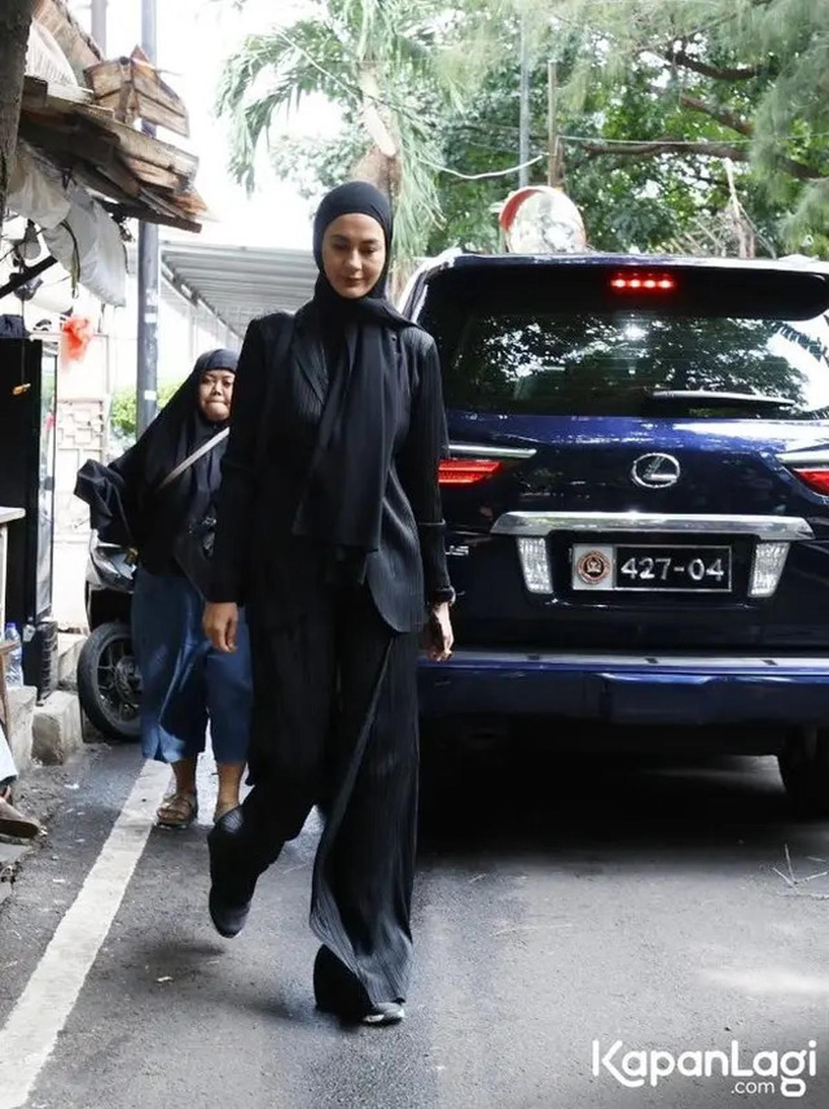 7 Potret Paula Verhoeven Melayat Ayah Baim Wong, Lepas Kepergian Mertua