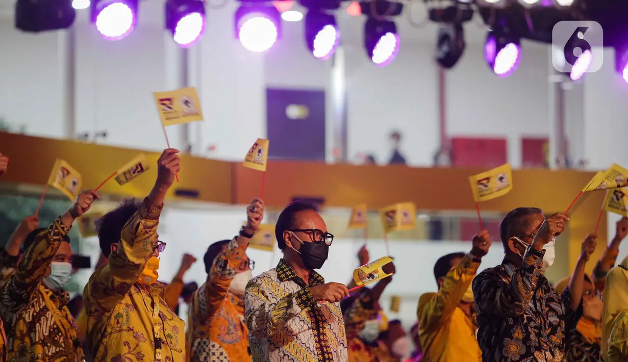 Sejumlah kader saat menghadiri acara HUT Partai Golkar ke-57 di Kantor DPP Golkar, Jakarta, Sabtu (23/10/2021). Dalam acara tersebut hadir Wakil Presiden ke 10 dan 12 Jusuf Kalla, Mantan Ketum Golkar Akbar Tanjung, HUT yang bertemakan “Bersatu untuk Menang”. (Liputan6.com/Faizal Fanani)