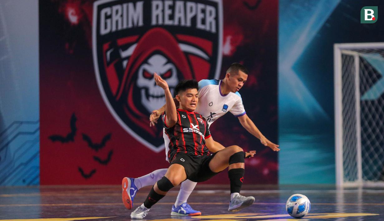 Pemain Grim Reaper, Sanjaya (kiri) berebut bola dengan pemain Lynx Hunters, Adom dalam laga Futsal X Series 2 di GOR UNJ, Rawamangun, Jakarta, Sabtu (17/01/2026). (Bola.com/Bagaskara Lazuardi)