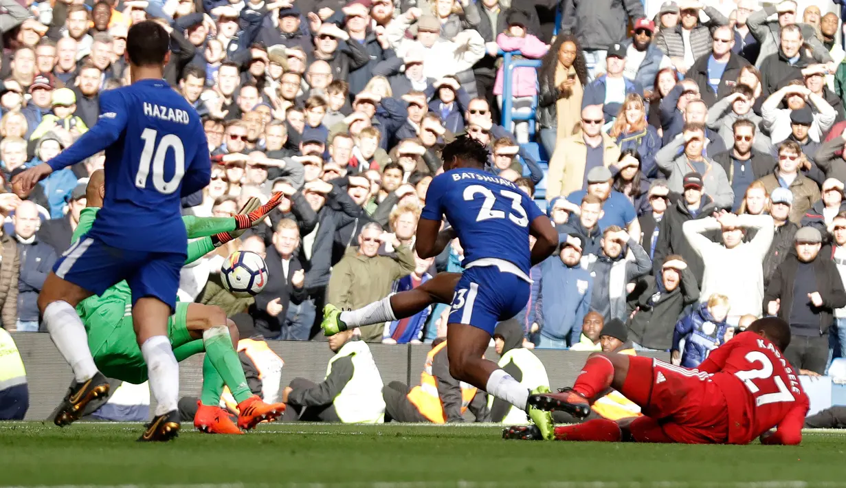 Pemain Chelsea Michy Batshuayi mencetak gol keempat untuk timnya saat melawan Watford dalam pertandingan Liga Inggris di stadion Stamford Bridge di London (21/10). Michy Batshuayi  berhasil menyumbang dua gol untuk Chelsea. (AP/Matt Dunham)