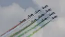 Asap aneka warna menghiasi langit saat atraksi pertunjukkan udara "Airpower 16" di Zeltweg, Austria, Jumat (2/9). (AFP Photo/Erwin Scheriau)