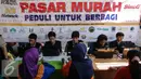 Petugas pasar murah melayani warga saat gelaran Pasar Murah Ramadan di Mesjid Jami Luar Batang, Jakarta, Kamis (9/7/2015). Pasar Murah Ramadan dimulai dari 29 Juni - 16 Juli 2015. (Liputan6.com/Faizal Fanani)
