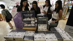 Buku ini, yang juga dirilis di Amerika Serikat, melesat ke puncak daftar buku terlaris di Amazon dan Barnes and Noble pada bulan Mei karena kekuatan pre-order. (AP Photo/Ahn Young-joon)