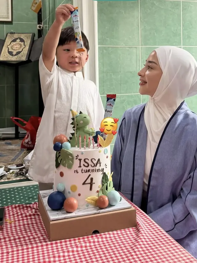 Nikita Willy Rayakan Ulang Tahun Issa ke-4 di Mushola kenakan hijab putih. [@nikitawillyofficial94]