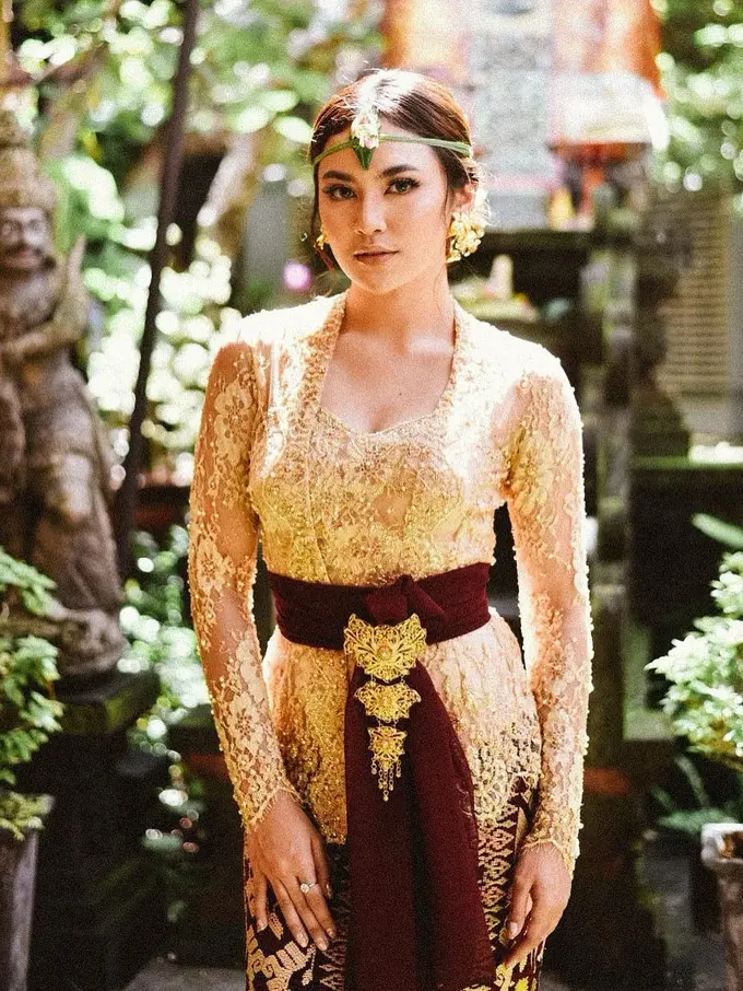 7 Pesona Ayu Khas Perempuan Bali dari Mahalini Raharja dalam Balutan Kebaya dan Kain Wastra