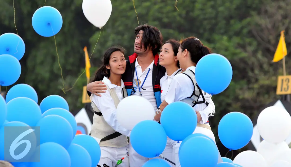 Para pemain saat melakukan syuting film 3 SRIKANDI di kawasan Buperta Cibubur, Jumat (24/7/2015). Film 3 Srikandi bercerita tentang perjuangan tiga atlet cabang panahan Indonesia. (Liputan6.com/Panji Diksana)