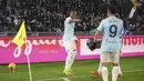 Pemain Lazio, Tijjani Noslin melakukan selebrasi bersama rekan-rekannya setelah mencetak gol ke gawang Napoli pada babak laga 16 besar Coppa Italia 2024/2025 di Olympic Stadium, Roma, Italia, Jumat (06/12/2024) WIB. (AP Photo/Andrew Medichini)