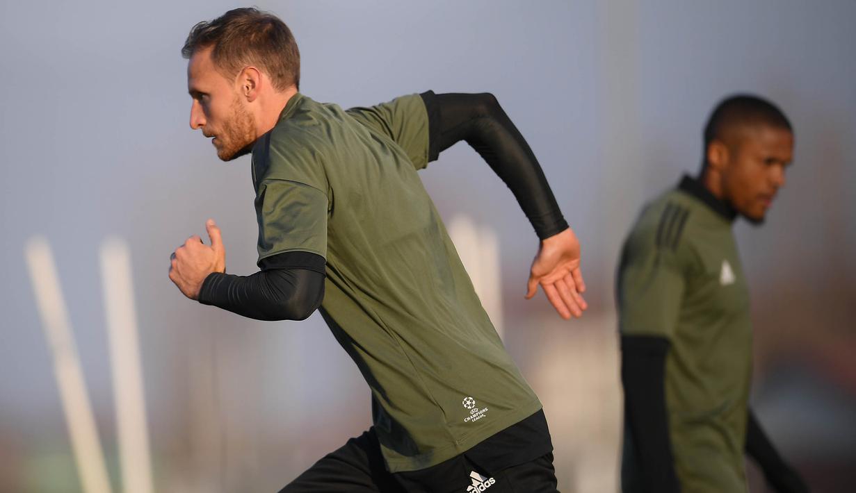 Pemain Juventus, Benedikt Howedes, berlari saat sesi latihan jelang laga Liga Champions di kompleks training center Juventus, Selasa (21/11/2017). Juventus akan berhadapan dengan Barcelona. (AFP/Marco Bertorello)