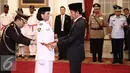 Presiden Jokowi memberikan lencana saat memimpin Upacara Pengukuhan Paskibraka di Jakarta, Senin (15/8). Sebanyak 68 paskibraka dikukuhkan oleh Presiden yang telah melewati seleksi dari seluruh daerah di Indonesia. (Liputan6.com/Faizal Fanani)