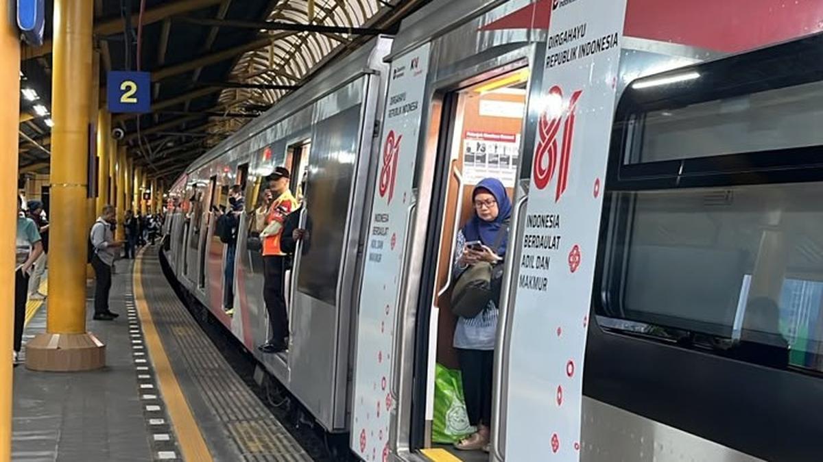 Tawuran Warga Ganggu Perjalanan KRL Bogor-Jakarta