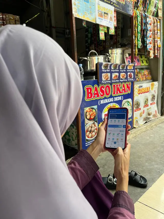 Nany Andryani Permana (48) Pakai Aplikasi BRImo untuk Bayar Sekolah Anak