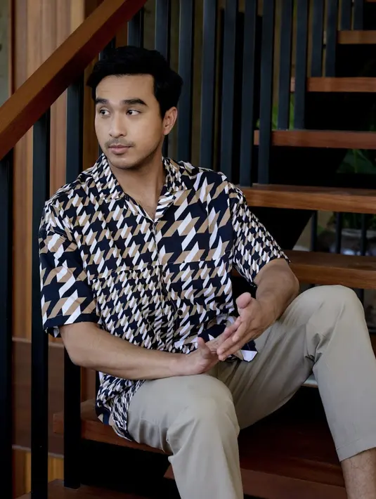 Refal Hadi mengenakan bowling shirt disertai nuansa warna kecokelatan yang begitu memukau.  [Foto: Boss House.dok]