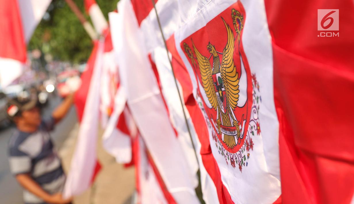  Penjual bendera dan aksesori perayaan kemerdekaan RI menawarkan dagangannya di kawasan Pasar Minggu, Jakarta, Selasa (1/8). Jelang Hari Kemerdekaan, penjualan bendera dan aksesori kemerdekaan mulai marak di Ibukota. (Liputan6.com/Immanuel Antonius)