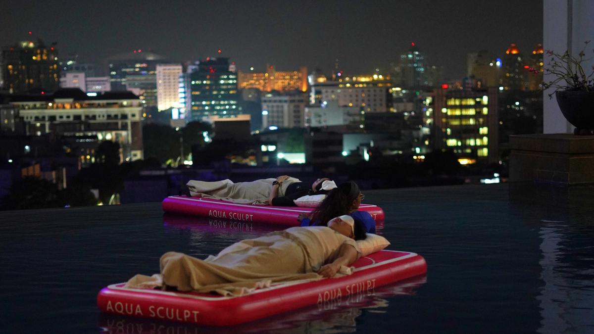 Sensasi Sound Bath Sambil Mengapung di Kolam Renang Berpemandangan City Light Jakarta