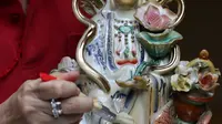Warga keturunan Tionghoa melaksanakan tradisi membersihkan patung dewa-dewi atau rupang di Vihara Dhanagun, Kota Bogor, Rabu (27/1/2022). Proses pembersihan rupang ini biasa dilakukan sebagai tanda penyucian kembali sebelum merayakan dan memasuki Tahun Baru Imlek. (Liputan6.com/Helmi Fithriansyah)
