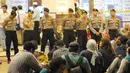 Aparat Kepolisian berjaga di depan pintu masuk lobby debat cawapres 2019 di Hotel Sultan, Jakarta, Minggu (17/3). Polisi menerapkan empat ring pengamanan yang dijaga oleh Paspampres, TNI Polri, dan Polda Metro Jaya. (Liputan6.com/Angga Yuniar)