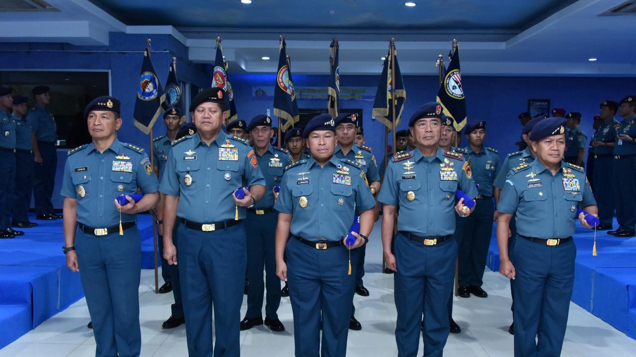 Foto: Brevet Kehormatan Principal Warfare Officer (PWO) di Kodiklatal Surabaya