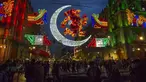 Dekorasi cahaya peringatan 500 tahun perlawanan Meksiko-Tenochtitlan terhadap Spanyol di Zocalo Square Mexico City, 12 Agustus 2021. Pada 13 Agustus, Meksiko akan memperingati 500 tahun "jatuhnya" ibu kota Aztec Tenochtitlan ke tangan para penakluk dan sekutu pribumi mereka. (CLAUDIO CRUZ/AFP)