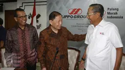 Chairman and Founder Lippo Group Mochtar Riady, Plh Ketua Umum PMI Ginandjar Kartasasmita dan Executive Director Lippo Group Emirsyah Satar berbincang usai memberikan bantuan di Gedung PMI Jakarta, Kamis (8/12). (Liputan6.com)