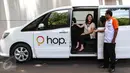  Seorang pengemudi mempersilahkan penumpang yang menggunakan jasa sewa kendaraan HOP Daily Rent di Ratu Plaza, Jakarta (05/.04). Peluncuran HOP Daily Rent merupakan upaya untuk memperluas produk dan layanan jasa otomotif. (Liputan6.com/Fery Pradolo)