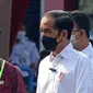 Presiden Joko Widodo atau Jokowi (tengah) didampingi Menteri Perhubungan Budi Karya Sumadi (kiri) dan Gubernur DKI Jakarta Anies Baswedan (kanan) meninjau vaksinasi COVID-19 massal pelaku transportasi di Terminal Kampung Rambutan, Jakarta, Kamis (10/6/2021). (Liputan6.com/Herman Zakharia)