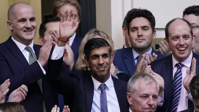 Rishi Sunak (tengah), PM Inggris yang baru, (AP)