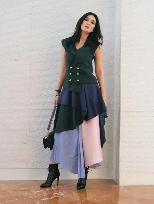 Tubuhnya yang proposional membuat Luna selalu pas memakai baju jenis apapun. Kali ini Luna memakai busana yang berlayer dengan ankle boots hijaunya.  (Instagram/lunamaya)