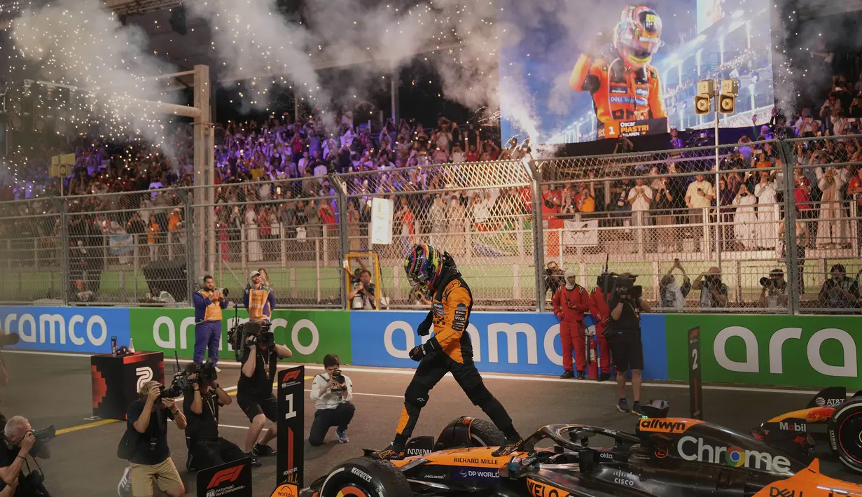 Pembalap McLaren, Oscar Piastri merayakan kemenangannya  dalam Formula 1 GP Arab Saudi yang berlangsung di Sirkuit Jeddah Corniche, Arab Saudi, Minggu (20/04/2025) waktu setempat. (AP Photo/Darko Bandic)