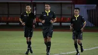 Thoriq M. Alkatiri (tengah) menjadi wasit dalam pembukaan Torabika Soccer Championship presented by IM3 Ooredoo. (Liputan6.com/Helmi Fithriansyah)