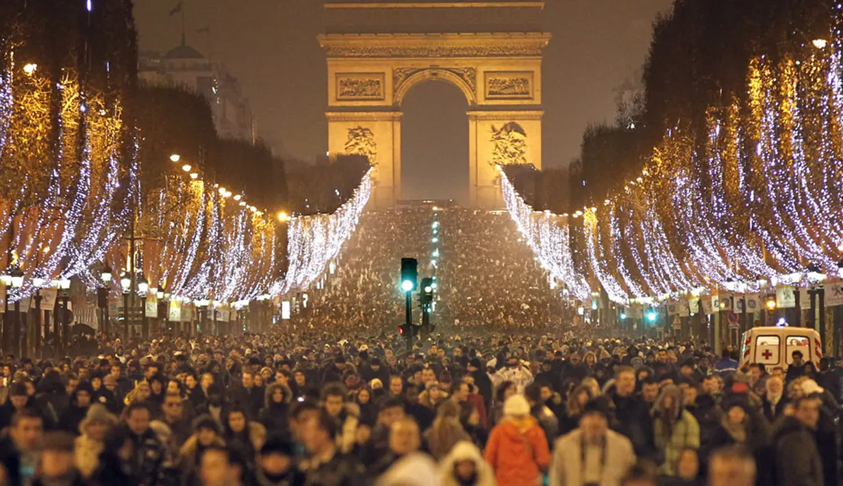 Merayakan tahun baru di Paris tak lengkap jika tidak mengunjungi Champs Elysees, Pada malam pergantian tahun baru, menara Eiffel akan semarak oleh cahaya kembang api. (cdn-lejdd.ladmedia.fr)