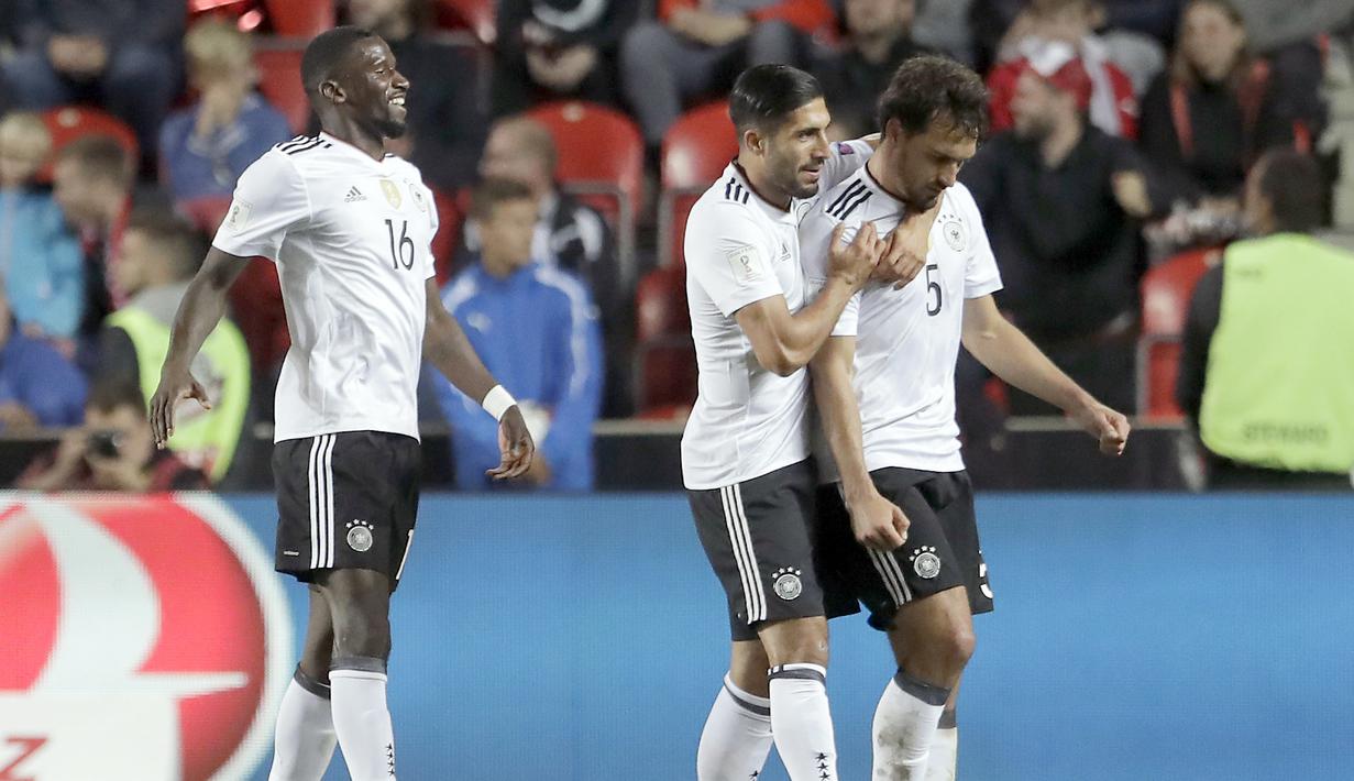 Para pemain Jerman merayakan gol Mats Hummels (kanan) saat melawan Republik Ceska pada laga Grup C kualifikasi Piala Dunia 2018 di Plzen, Republik Ceska (1/9/2017). Jerman menang 2-1. (AP/Petr David Josek)