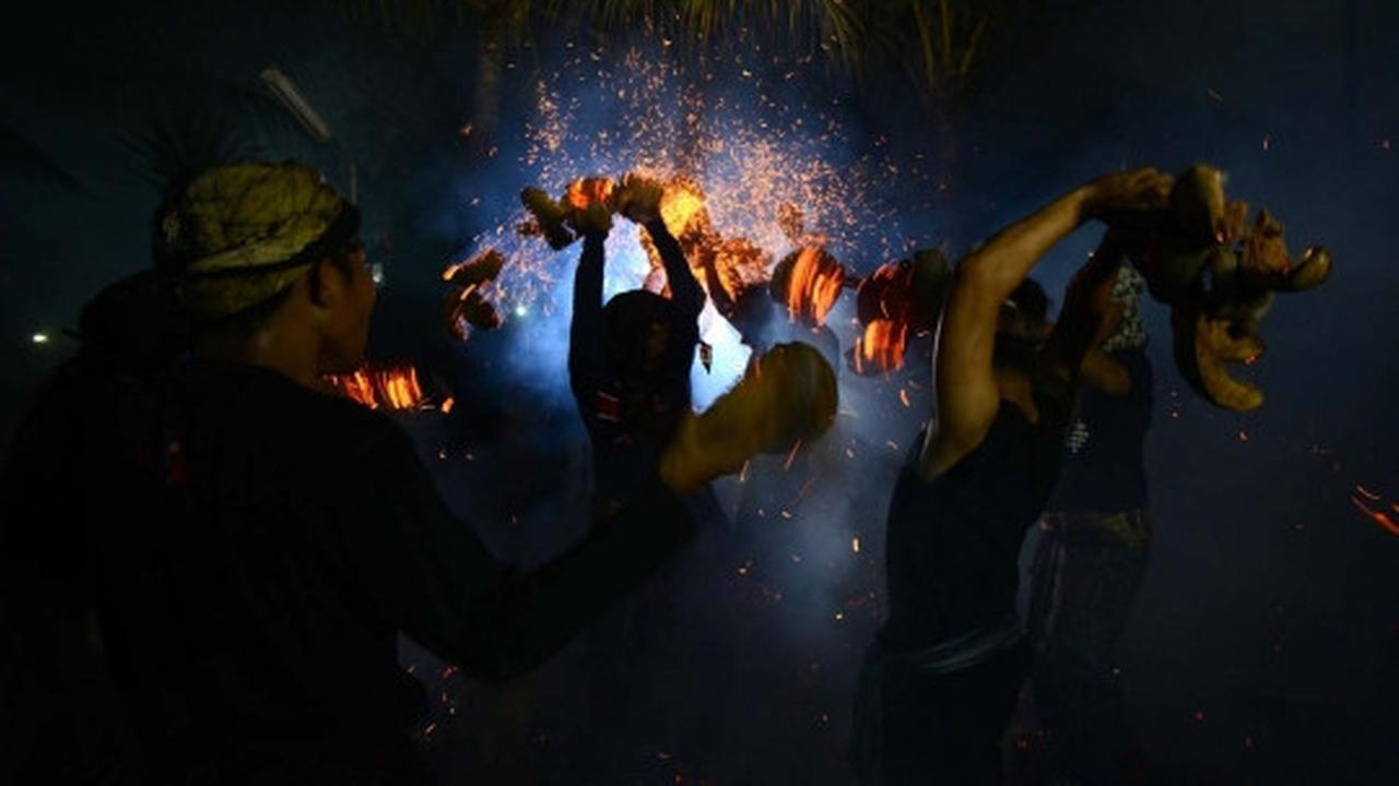 Menyaksikan panasnya tradisi perang api Siat Geni