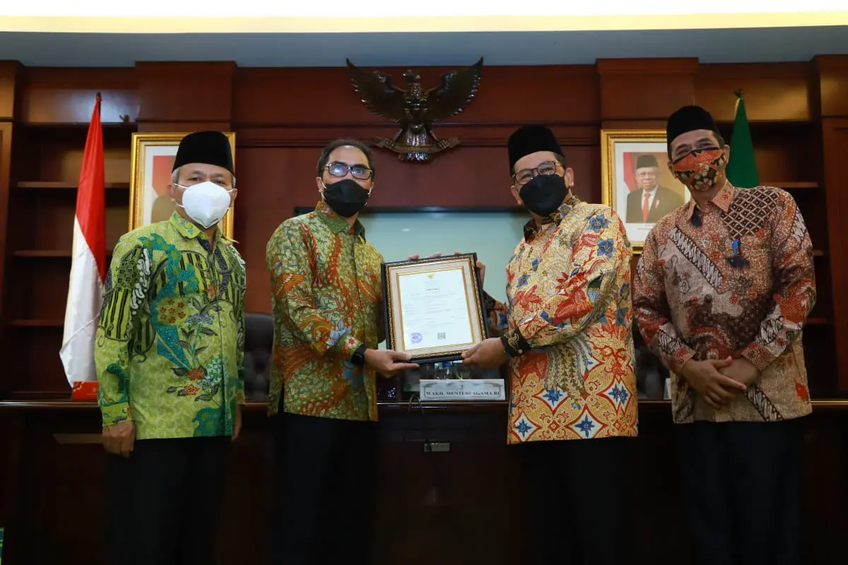 Kemenag RI menyerahkan sertifikat kehalalan vaksin Covid-19 buatan Sinovac ke PT Biofarma Persero, Rabu (13/1/2021)