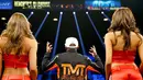 Petinju Floyd Mayweather Jr. menggelar jumpa pers usai kemenangannya melawan Manny Pacquiao di  MGM Grand Garden Arena, AS, Sabtu (2/5/2015). Mayweather merupakan atlet terkaya tahun 2015 versi media Forbes. (Getty Images/AFP/Al Bello)