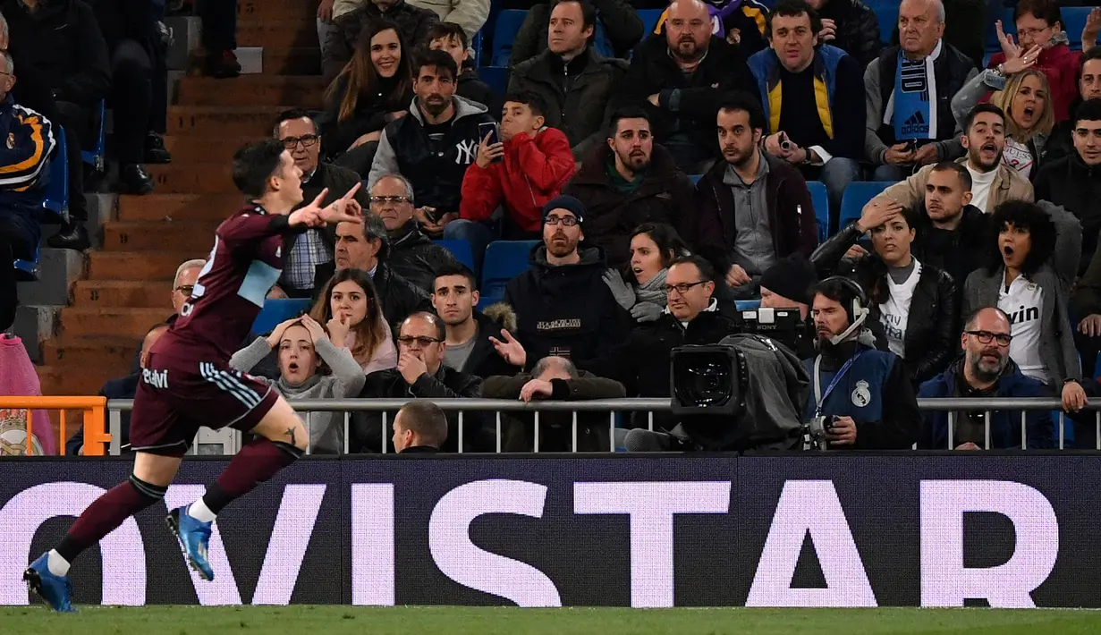 Penyerang Celta Vigo, Vigo Santi Mina berselebrasi usai mencetak gol ke gawang Real Madrid pada pertandingan lanjutan La Liga Spanyol di stadion Santiago Bernabeu di Madrid, Spanyol, Minggu, (16/2/2020). Madrid bermain imbang 2-2 atas Celta Vigo.  (AFP/Pierre-Philippe Marcou)