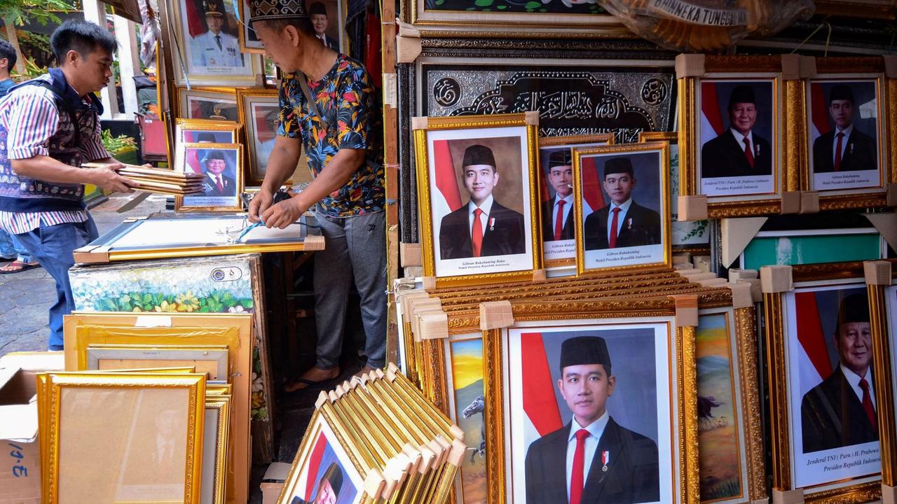 Penjualan pigura foto Prabowo dan Gibran laris manis.