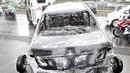 Kondisi mobil sedan yang hangus akibat kebakaran di SPBU Jalan MT Haryono, Jakarta, Senin (2/12/2019). Kebakaran menghanguskan mesin pengisian BBM serta satu unit mobil sedan hitam yang tengah mengisi bensin. (merdeka.com/Iqbal Nugroho)