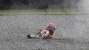 Marc Marquez terlepas dari motornya saat berlaga di Grand Prix Argentina, Minggu (9/4). Kecelakaan yang menimpanya terjadi karena kesalahan sendiri, saat hendak menikung ke kiri dan kehilangan kendali ban depan.(AFP Photo/ JUAN MABROMATA)