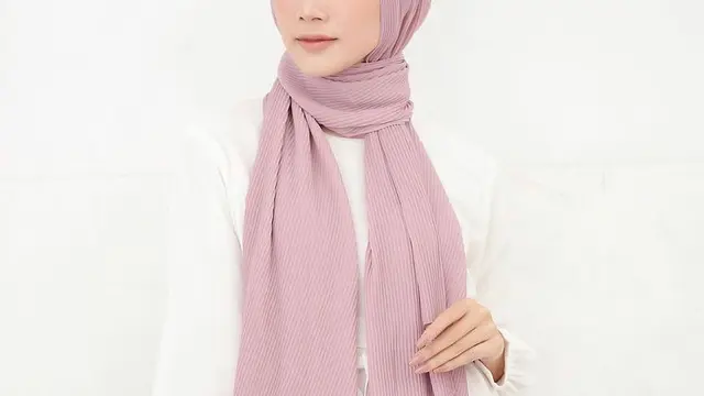 7 Tutorial Hijab Pashmina Plisket yang Jadi Tren 2021, Simple dan Modis