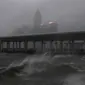 Kawasan Victoria Harbour di Hong Kong dilanda suasana gelap mencekam saat Topan Mangkhut menerjang pada Minggu 17 September 2018 (AP/Vincent Yu)