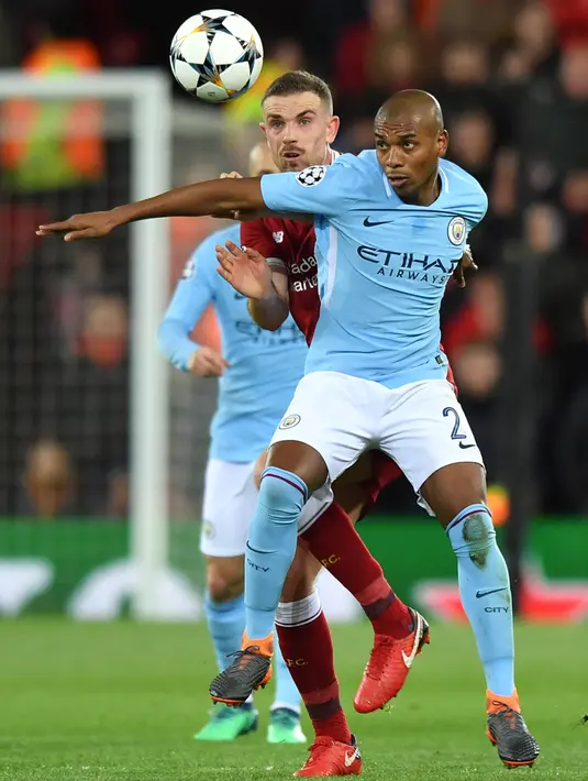 Pemain tengah Manchester City Fernandinho berebut bola dengan gelandang Liverpool Jordan Henderson saat pertandingan Liga Champions di Anfield, Liverpool (4/4). (AFP Photo/Anthony Devlin)