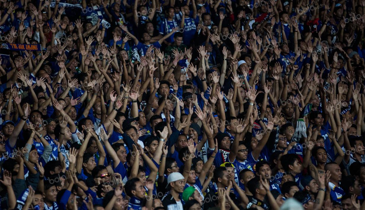Euforia para suporter pada final Torabika Bhayangkara Cup 2016 membuktikan bahwa Indonesia merupakan negara gila bola dan para penggila itu rindu akan hiburan di lapangan hijau. (Bola.com/Vitalis Yogi Trisna)