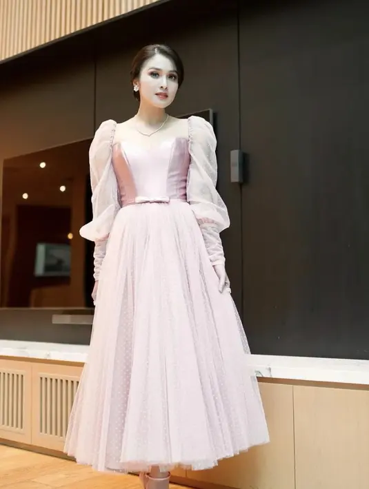 Dalam balutan gaun bernuansa pink, Sandra Dewi tampil begitu manis. Aksen tile membuat tampilannya terlihat begitu delicate. [Foto: Instagram/ Sandra Dewi]
