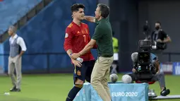 Penyerang Spanyol, Alvaro Morata memeluk pelatih Luis Enrique saat berselebrasi usai mencetak gol ke gawang Polandia pada pertandingan grup E Euro 2020 di stadion La Cartuja di Seville, Spanyol, Sabtu (19/6/2021). Spanyol bermain imbang dengan Polandia dengan skor 1-1. (Lluis Gene/Pool via AP)