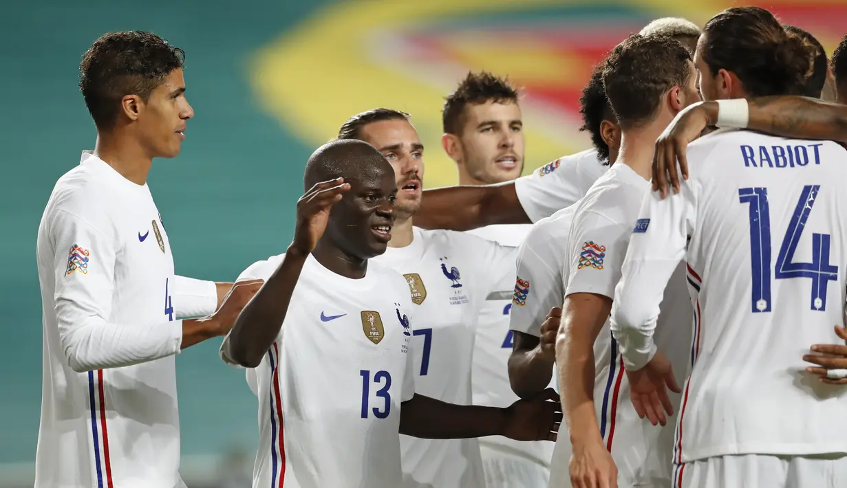 Gelandang Prancis N'Golo Kante berselebrasi setelah mencetak gol ke gawang Portugal pada babak penyisihan Liga A Grup 3 UEFA Nations League di Estadio da Luz, Lisbon, Minggu (15/11/2020) dinihari WIB. Prancis lolos ke semifinal usai mengalahkan tim kandang Portugal 1-0. (AP Photo/Armando Franca)