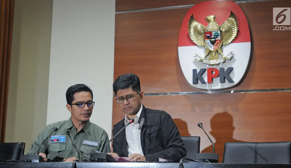 Wakil ketua KPK,  Laode M Syarif (kanan) dan juri bicara KPK, Febri Diansyah jelang konferensi pers di Gedung KPK, Jakarta, Kamis (15/02). KPK menangkap Bupati Lampung Tengah Mustafa. (Liputan6.com/Herman Zakharia)